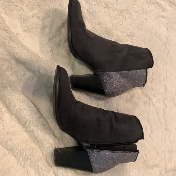 Silver and grey booties, size 7.5 - Picture 4 of 5